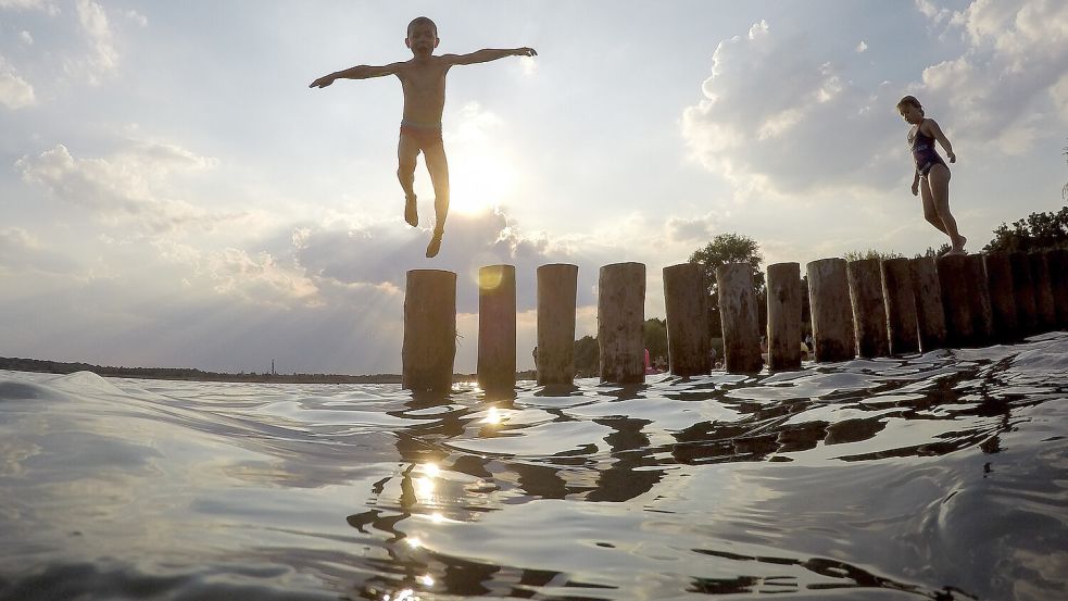 Ab ins Wasser: Die Wasserqualität in den Badeseen und an den Stränden Ostfrieslands ist in der Regel gut bis ausgezeichnet. Foto: Jan Woitas/dpa