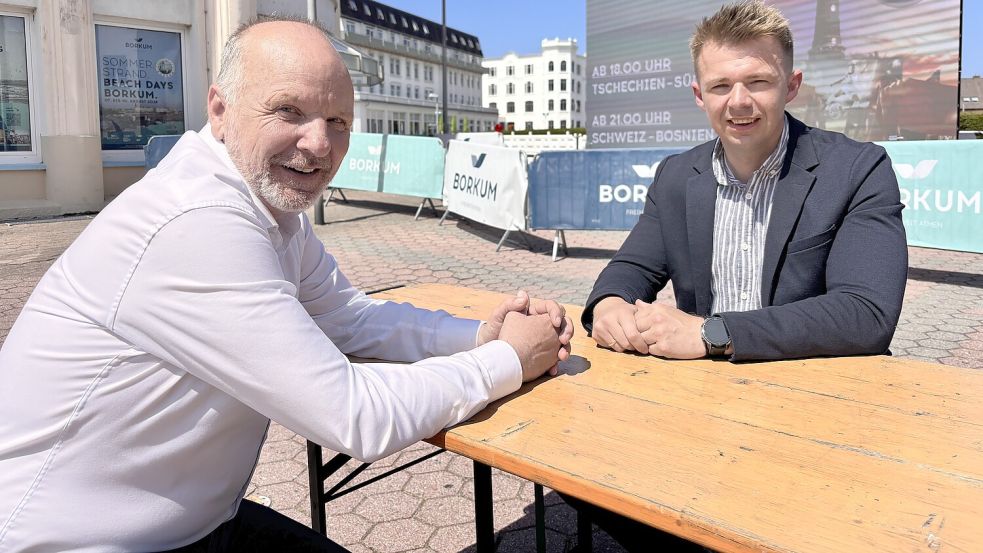 Auch Axel Held (links) und Raphael Warnecke, dem eine gewisse Ähnlichkeit mit Bundestrainer Julian Nagelsmann nachgesagt wird, sind aktuell im WM-Fieber. Foto: Florian Ferber