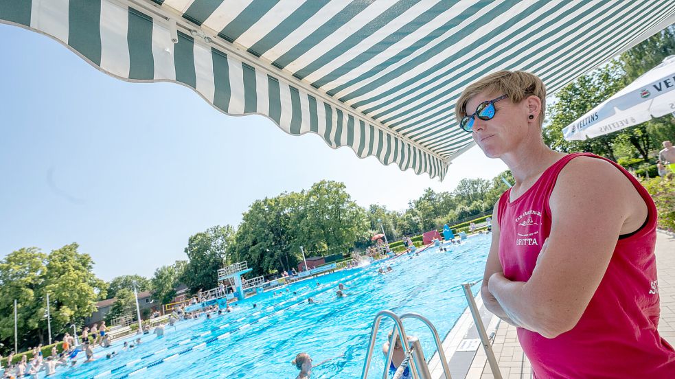 Britta Seebens hat das Schwimmbecken gut im Blick. Gleichzeitig muss sie bei der Hitze auch auf sich achtgeben: Sie steht im Schatten. Fotos: Klaus Ortgies