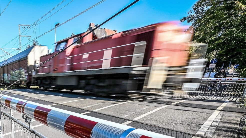 Ein Zug fährt beim Bahnübergang der Cirksenastraße vorbei. Hier steht wegen Oberbauarbeiten eine Vollsperrung an. Foto: Klaus Ortgies/Archiv