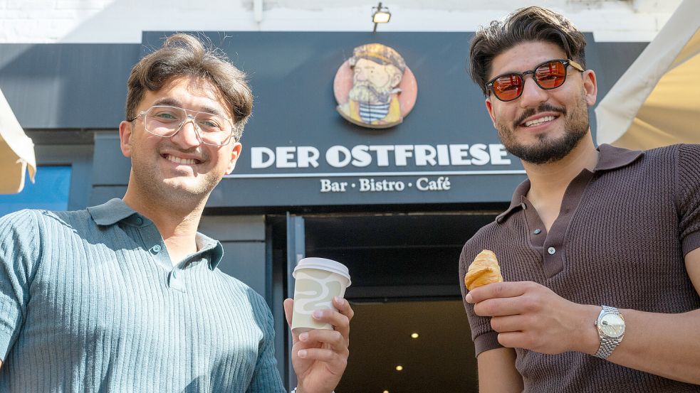 Mitten in der Corona-Pandemie eröffneten Halil Kalmaz (links) und Tolga Öztürk ihr Café „Der Ostfriese“. Foto: Klaus Ortgies