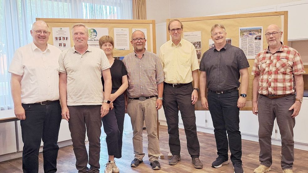 Aufsichtsrat und Vorstand (von links): Markus Stanggassinger, Peter Stukenborg, Ilka Harms (ausgeschieden), Ralf Anderer, Friedhold Rennhack, Olaf Look und Helmut Heine. Foto: Energiewelle Borkum