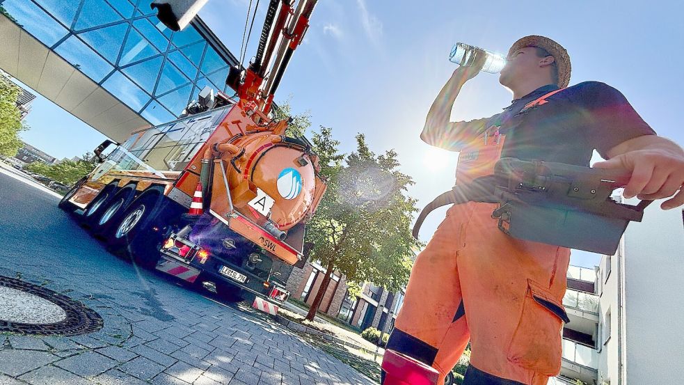 Andreas Rademacher kümmert sich auch bei Hitze um das Kanalnetz in Leer. Foto: Klaus Ortgies