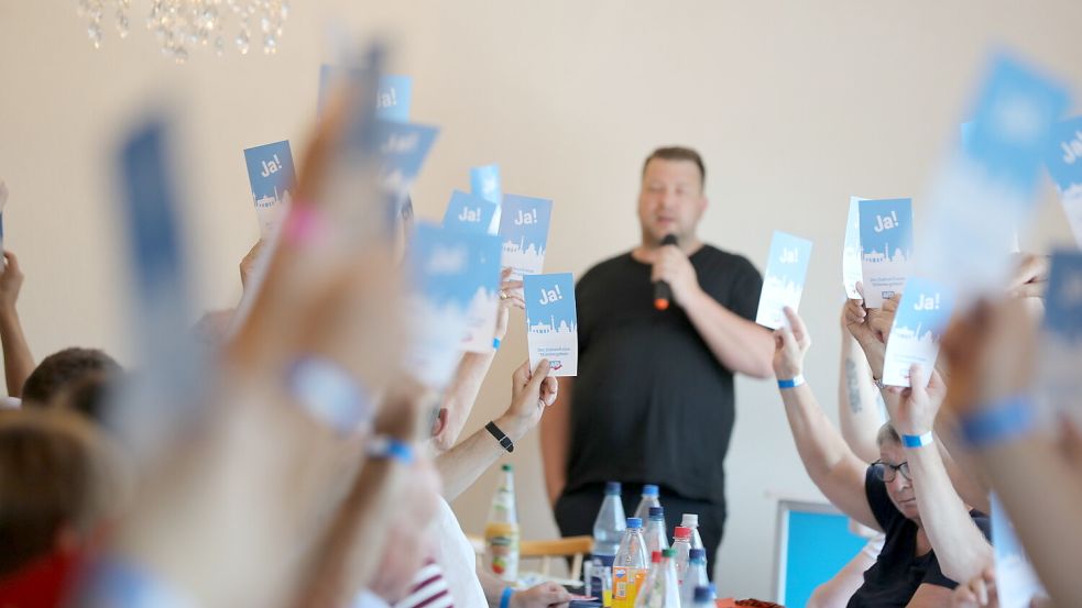 Der Vorstand des AfD-Kreisverbands Ostfriesland wurde mit deutlicher Mehrheit abgewählt. In der Mitte: Marcel Queckemeyer. Foto: Claus Hock
