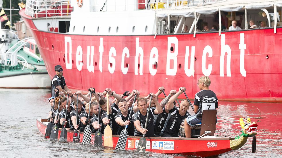 Paddeln vor solch einer Kulisse: Das gibt es nur in Emden. Foto: Jens Doden