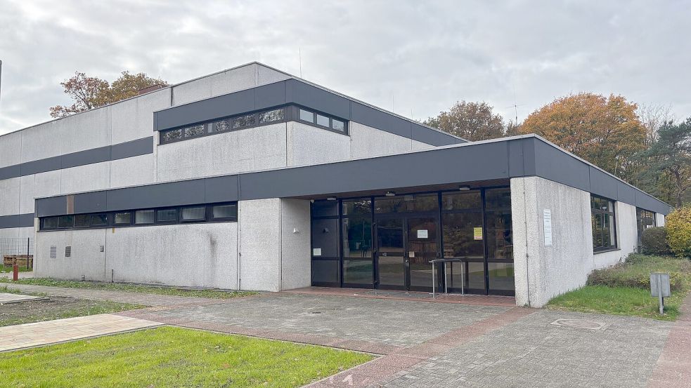 Die Sporthalle der OBS Uplengen in Remels ist aktuell wegen undichter Dächer gesperrt. Foto: Lars Löschen/Archiv