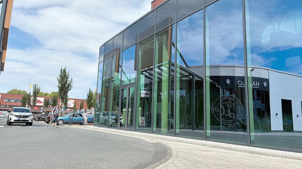 Einzugsdatum noch unbekannt: Diese mit Glasfassade versehene Verkaufsfläche ist in den vergangenen Monaten für Woolworth im Jute-Center eingerichtet worden. Foto: Frederik Grabbe