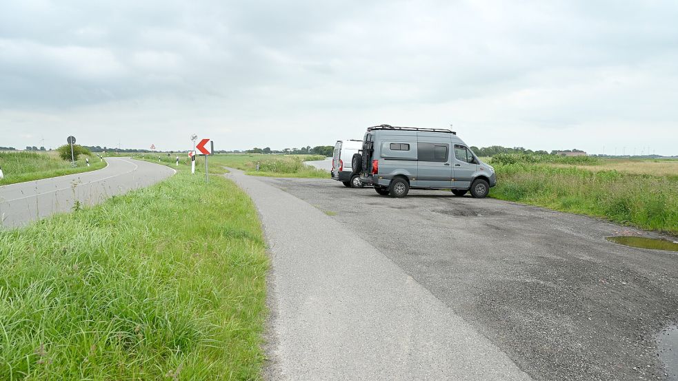 Diese Schotterfläche am Greetsieler Ortseingang nutzen inzwischen viele Camper. Foto: Heinz Wagenaar