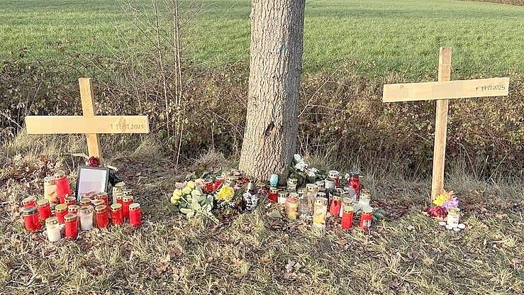 An der Unfallstelle auf der B 436 in Etzel erinnerten die Familien und Freunde der Unfallopfer an die Verstorbenen. Foto: Susanne Ullrich/Archiv