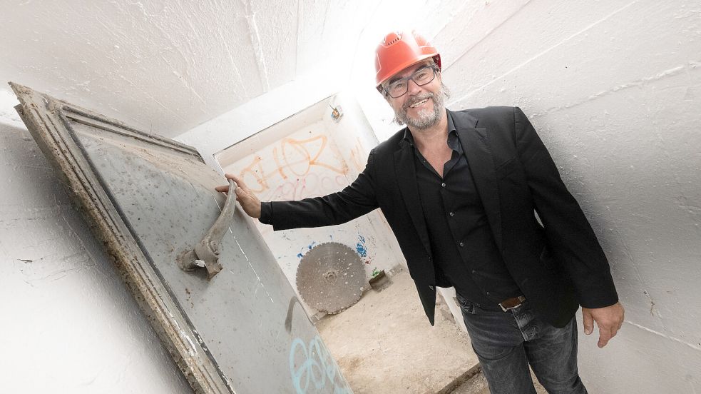 Willkommen im Bunker: Eigentümer und Bauherr Paul Stein zeigte uns den Luftschutzbunker beim Neuen Delft, der gerade umgebaut wird. Hier entstehen 18 Luxuswohnungen. Foto: Klaus Ortgies