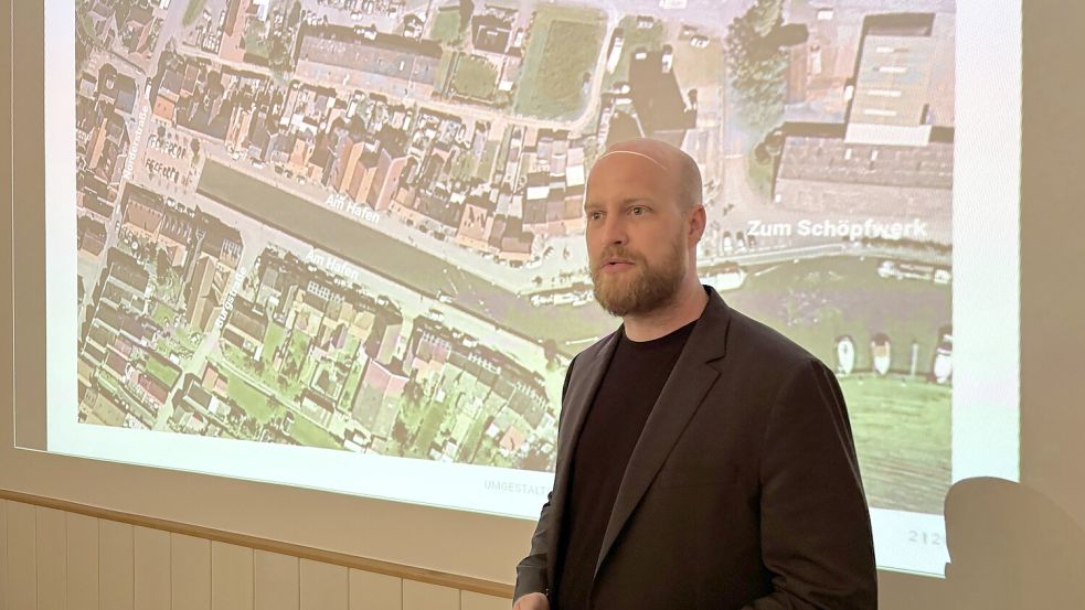 Planer Florian Depenbrock hat die aktuellen Planungen für die Neugestaltung des Alten Hafens in Weener im Bauausschuss der Stadt vorgestellt. Foto: Oliver Bär