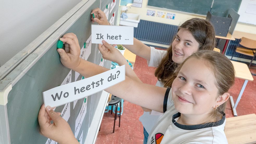 Luise Sandersfeld (vorne) und Enna Fecht sind Schülerinnen der Oberschule Uplengen. Foto: Klaus Ortgies