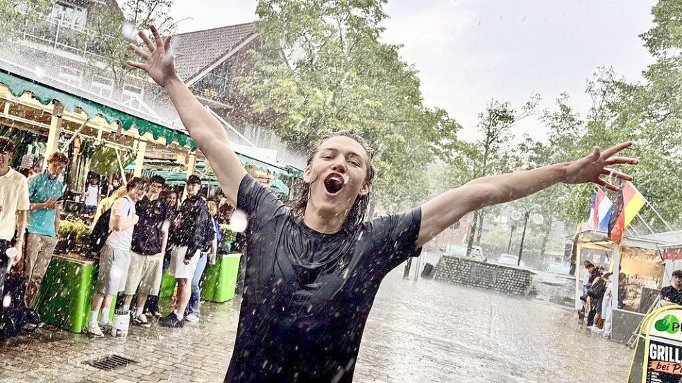 Der Regen tut der Freude über den Beginn der Sommerferien keinen Abbruch. Foto: Klaus Ortgies