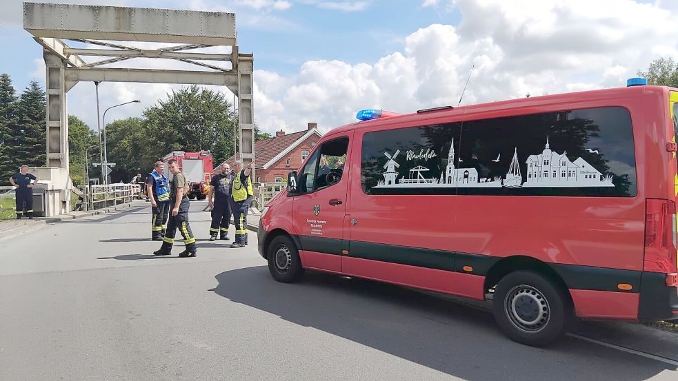 Die Feuerwehr war am Montag an der Rabenbrücke im Einsatz. Foto: Clarissa Scherzer