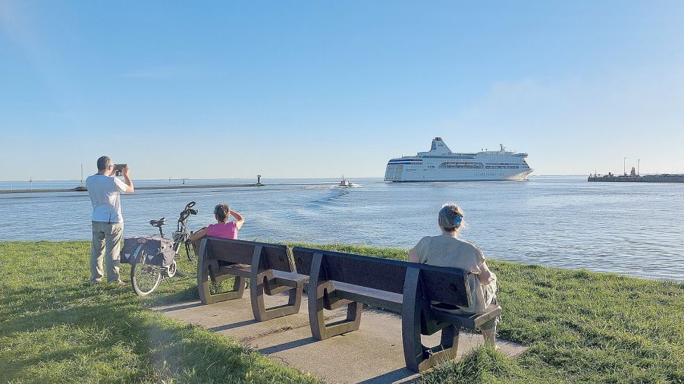 Genau eine Woche nach Bekanntgabe der HNL-Pleite legte die MS „Romantika“ in Emden Richtung Talinn in Estland ab. Das war im September 2023. Foto: Mona Hanssen/Archiv