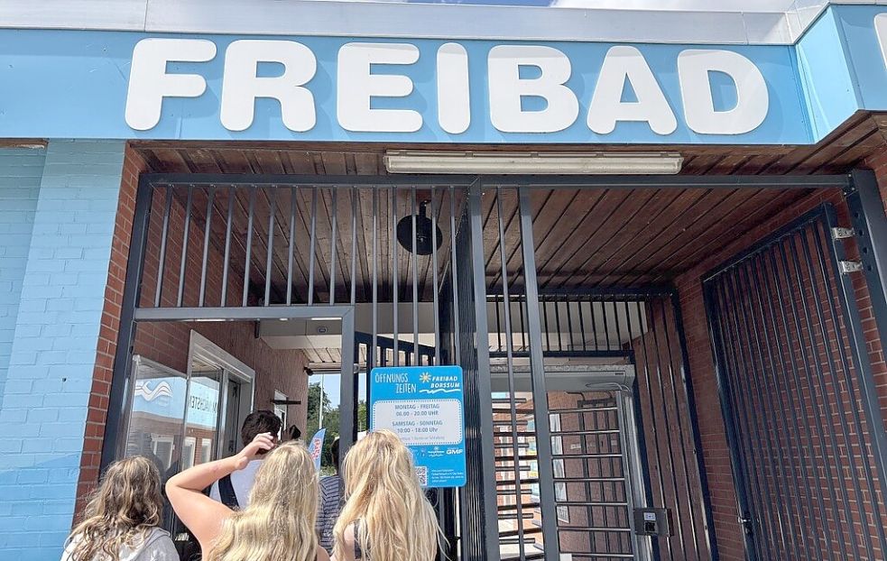 Warteschlange beim Freibad Borssum: Hier ist am Freitag, 26. Juni 2026, ein Badeunfall passiert. Foto: Mona Hanssen