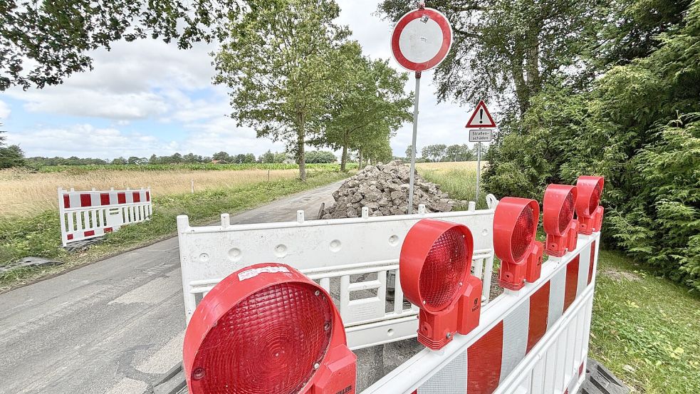 Die Moormerlandstraße soll länger gesperrt bleiben. Foto: Klaus Ortgies