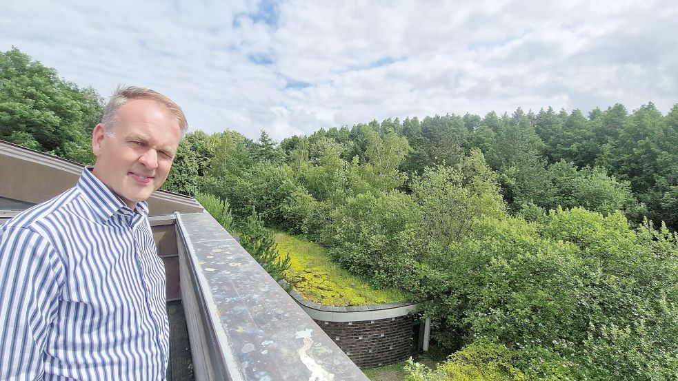 Tijs Timmer steht auf der Dachterrasse des Kunsthauses und blickt auf den Hessepark. Foto: Tatjana Gettkowski
