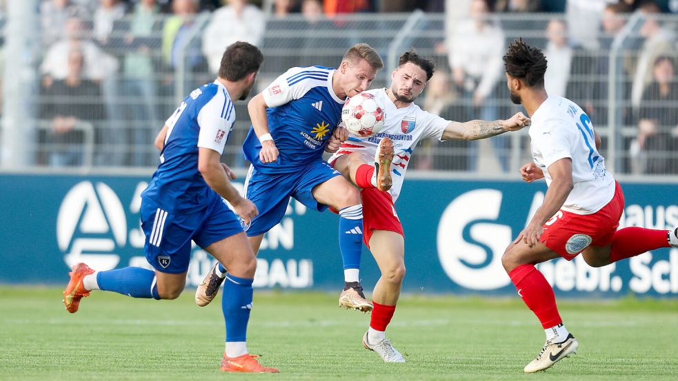 In der vergangenen Spielzeit verlor Kickers Emden das Quali-Spiel gegen die SV Drochtersen/Assel mit 0:5. Archivfoto: Doden/Emden