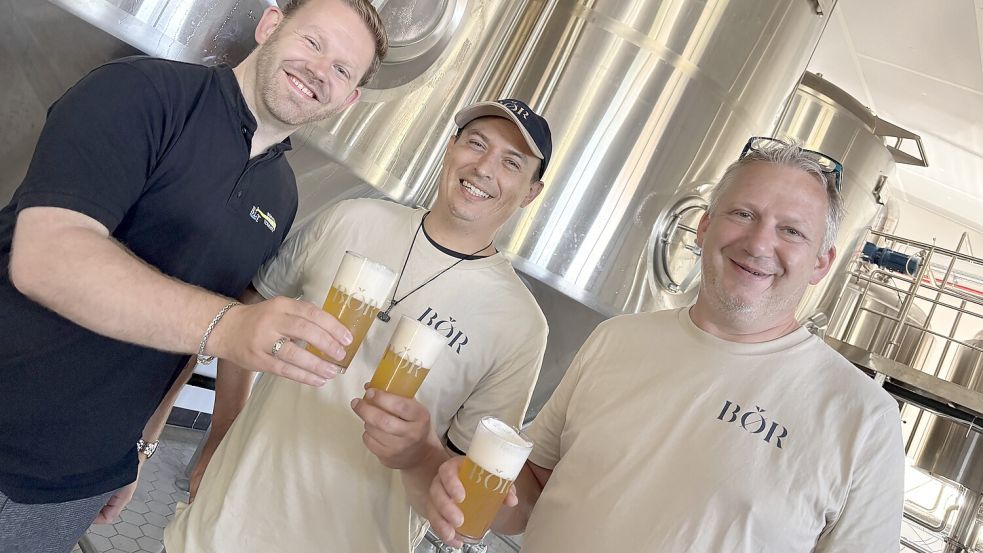 Prost, die Herren: Jens Clasen (von links), Paolo Richter und Thorben Mangold gönnen sich ein Bör – natürlich nur fürs Pressefoto. Foto: Florian Ferber