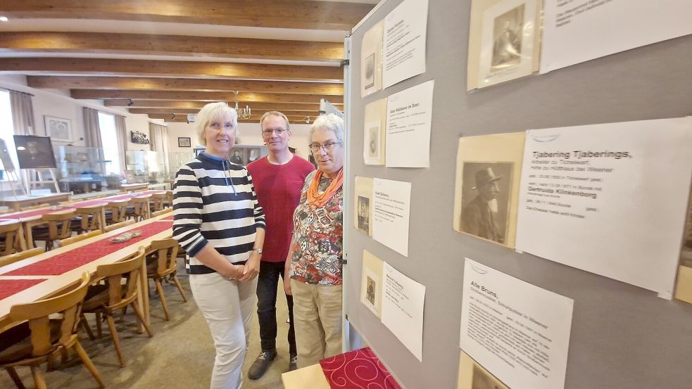 Dass Gretchen Schubert (von links), Herbert Borchers und Margarete von Glan-Hesse noch viel mehr Informationen zu den Personen auf den Fotos und Gemälden haben als auf den kurzen Texttafeln zu lesen sind, merkt man, wenn sie Besucher durch die Ausstellung führen. Foto: Tatjana Gettkowski