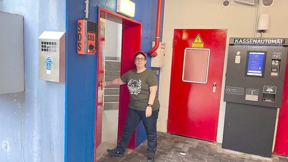 Raquel Henkelmann parkt gerne im Emder Parkhaus, wenn sie fürs Wochenende mit der Bahn verreist. Seit kurzem müssen Langzeitparker aber in den Obergeschossen stehen. Das stört sie aus mehreren Gründen. Foto: Privat