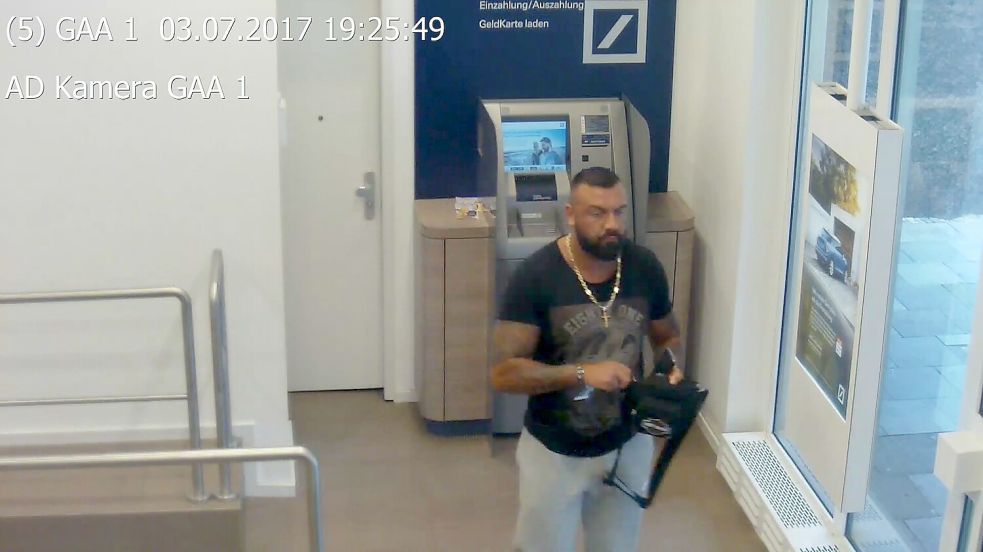 Die letzte bekannte Aufnahme stammt vom 3. Juli 2017 von einer Überwachungskamera in einer Bankfiliale in Oldenburg. Foto: Polizeiinspektion Oldenburg