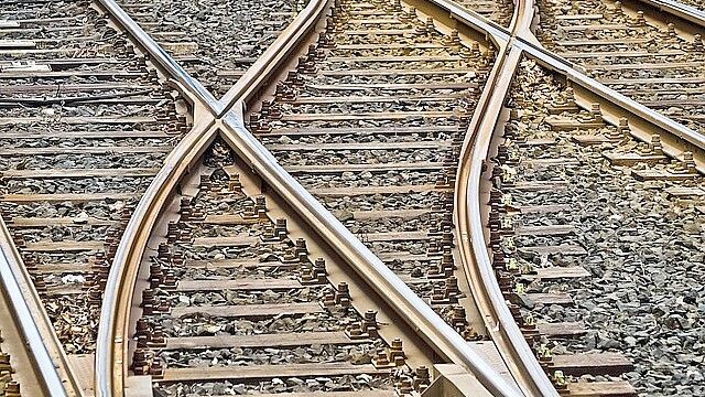 Auf den Gleisen lagen Gegenstände. Foto: Pixabay