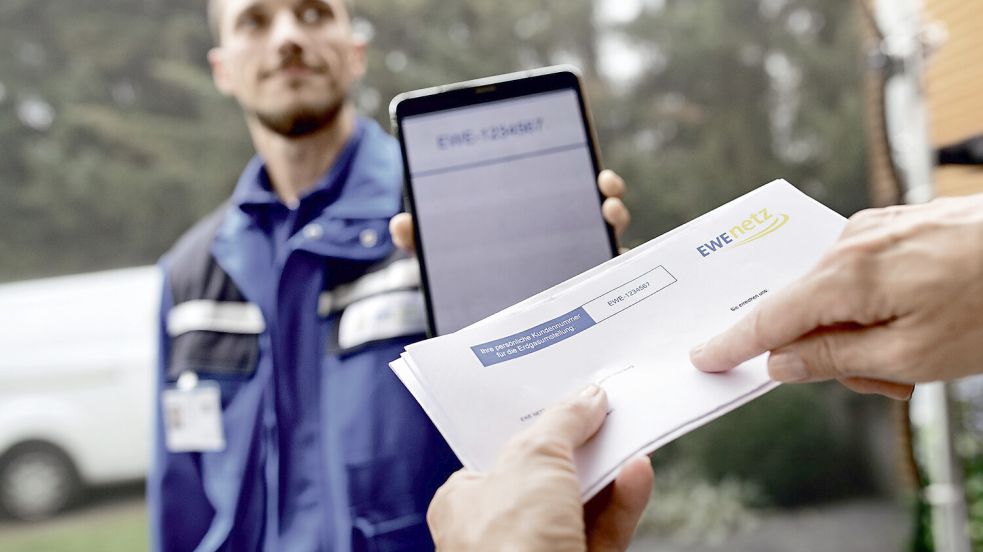 Unter anderem im Brief der EWE-Netz gibt es eine wichtige Absicherung gegen Trickbetrüger. Foto: Carsten Heidmann Fotografie/EWE-Netz