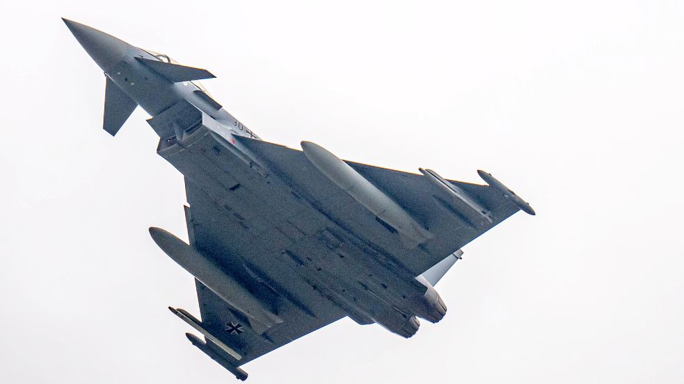 Ein Eurofighter fliegt bei der Rückkehr am 17. Juli 2025 über den Flugplatz Wittmundhafen. Foto: Sina Schuldt/dpa