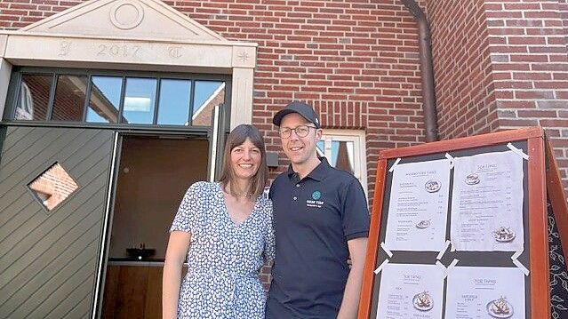 Anna und Stefan Burlager haben mit der „Neuen Tide“ ein zweites Lokal neben dem Fischhaus Ditzum eröffnet, allerdings mit einem ganz anderen Konzept. Foto: Tatjana Gettkowski