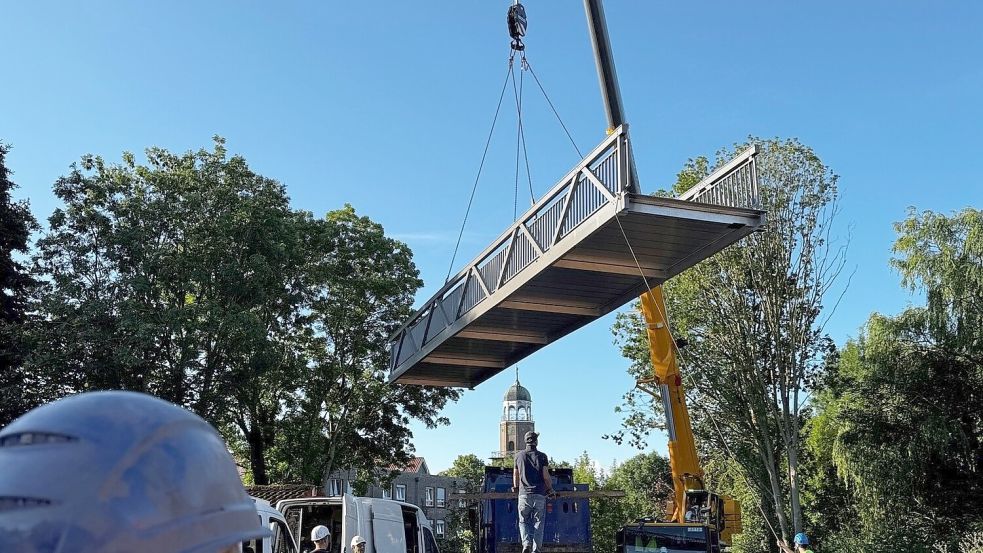 Für einen Moment hing die Konstruktion wie schwerelos über dem Grün. Foto: Gemeinde Jemgum