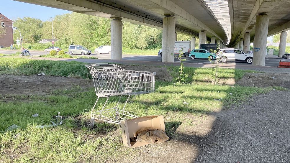 Spuren der Obdachlosigkeit unter der Autobahnbrücke in Harsweg im Mai 2024. Foto: Stephanie Schuurman