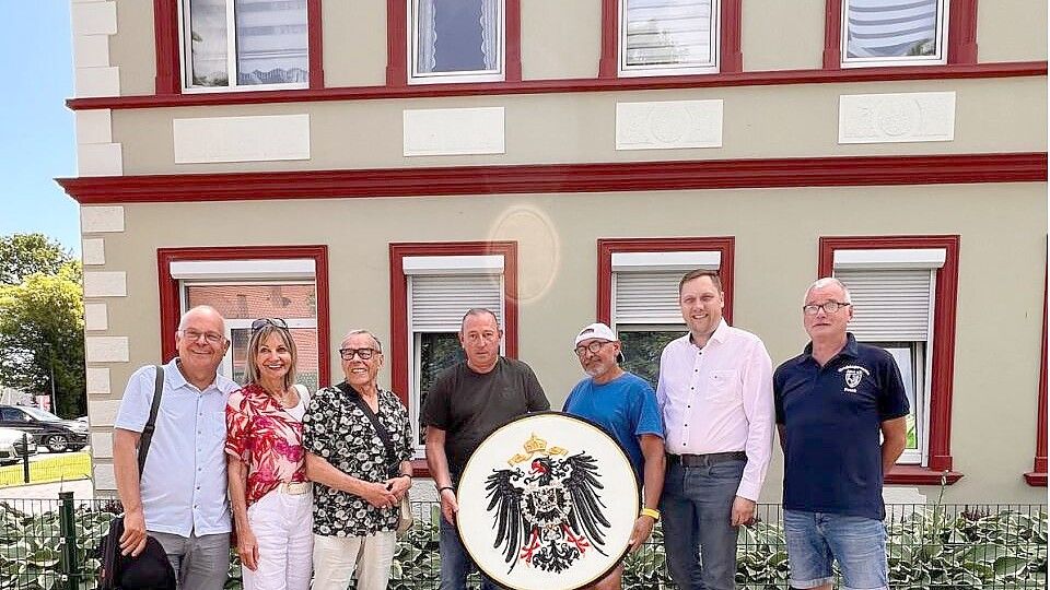 In einem Festakt wurde der Reichsadler wieder am Giebel des historischen Gebäudes der Gemeinde Apen angebracht. Foto: Gemeinde Apen Foto: Gemeinde Apen