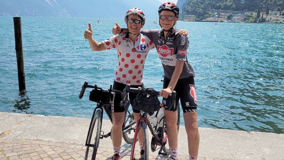 Traudel Terveen (rechts) und Maggy Kannegießer angekommen am Ziel ihrer Träume: dem Gardasee. Foto: privat.