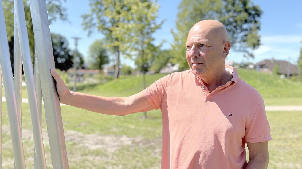 Frank Ahlborn wohnt direkt gegenüber vom Mühlenpark. Mit einer Hand am Tor zeigt er, wie massiv die Konstruktion ist. Vor ein paar Tagen fand er das herausgerissene Fußballtor auf einer Bank auf einem der Hügel wieder. Foto: Nicole Böning