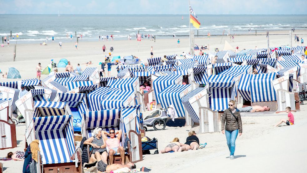 Es wird wärmer. Dieses Bild zeigt Urlaubsgäste in Strandkörben am Nordstrand der Insel Norderney. Symbolfoto: Hauke-Christian Dittrich/picture alliance/dpa