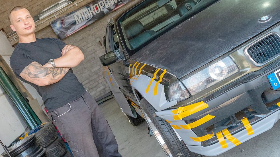 Mirko Paucke neben seinem BMW E36 Coupé. Foto: Klaus Ortgies