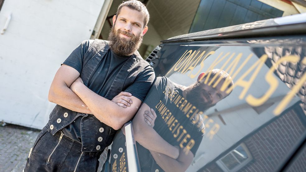 Jonas Kinast ist als Baudenkmalpfleger in ganz Ostfriesland unterwegs. Foto: Klaus Ortgies