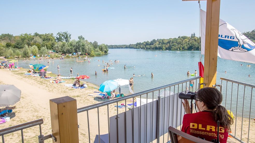 Abkühlung am Badesee kann in den kommenden Tagen in Niedersachsen nicht schaden. Es wird wieder heiß. Foto: dpa/Philipp von Ditfurth