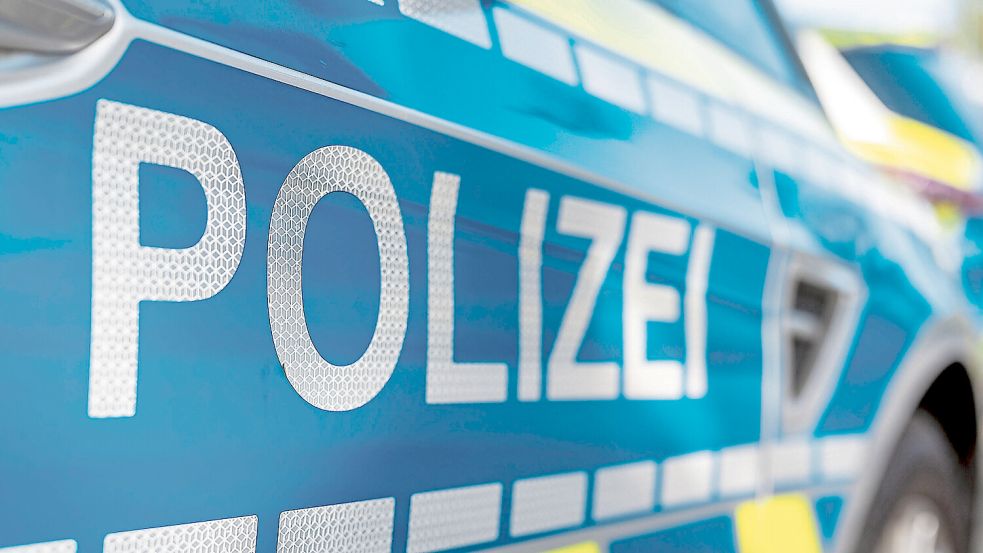 An der Tür von einem Streifenwagen steht der Schriftzug «Polizei». (zu dpa: «Unbekannter tritt auf Feier auf 15-Jährigen ein») +++ dpa-Bildfunk +++Die Polizei war auch in diesem Jahr oftmals gefordert. Symbolfoto: dpaAn der Tür von einem Streifenwagen steht der Schriftzug «Polizei». (zu dpa: «Unbekannter tritt auf Feier auf 15-Jährigen ein») +++ dpa-Bildfunk +++ Foto: David Inderlied
