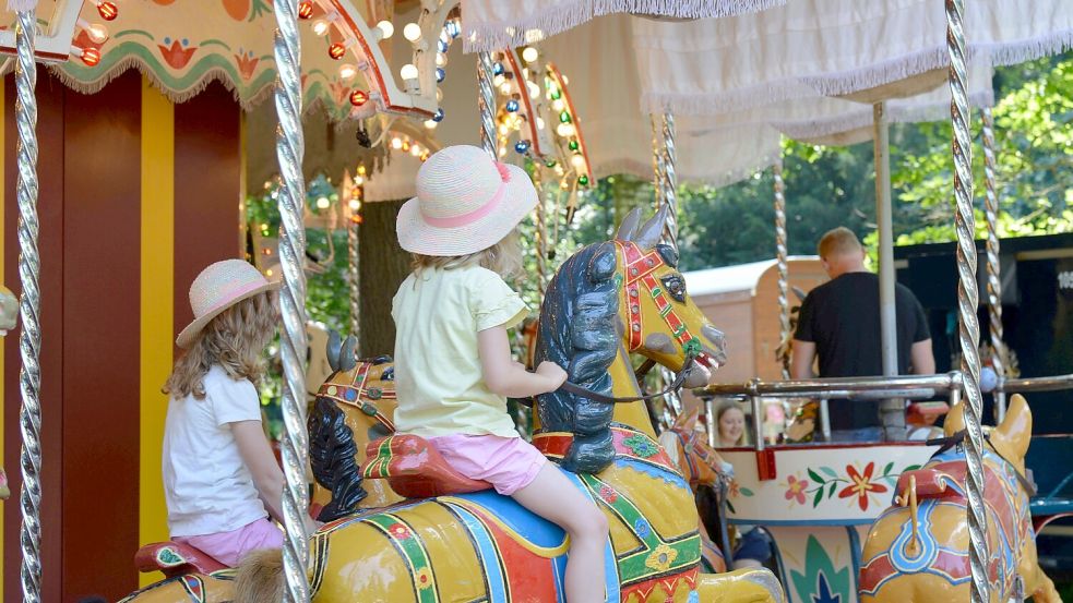 Eine Dorfkirmes mit historischen Karussells und anderen Attraktionen gibt es an diesem Wochenende im Museumsdorf Cloppenburg. Foto: Museumsdorf Cloppenburg/Archiv