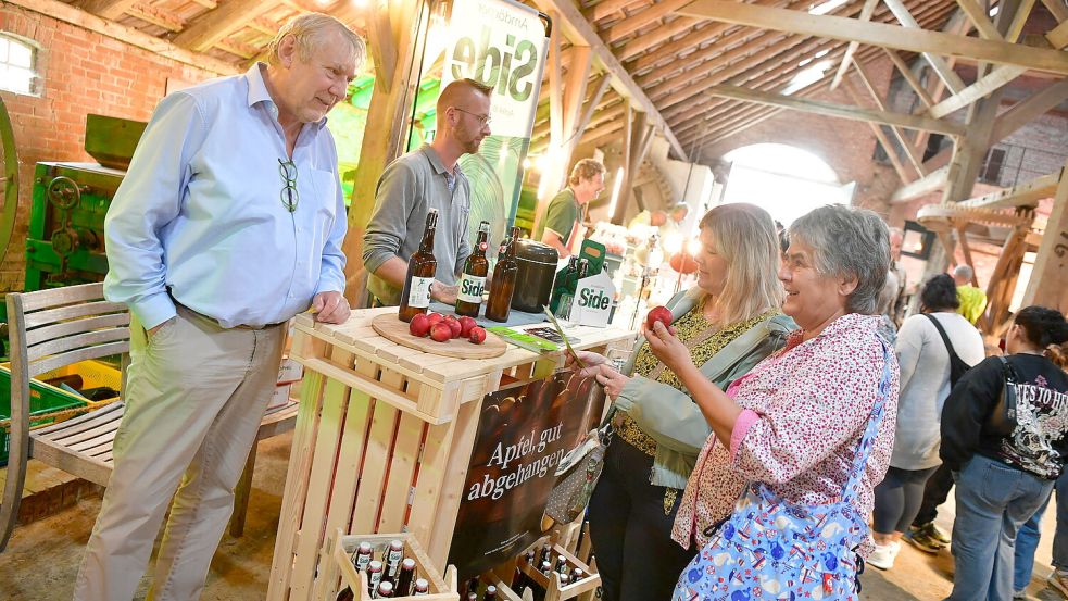 Am letzten Juliwochenende findet in Campen wieder der Genussmarkt statt. Viele regionale Händler bieten dort Kostproben ihrer Produkte an. Foto: Heinz Wagenaar/Archiv