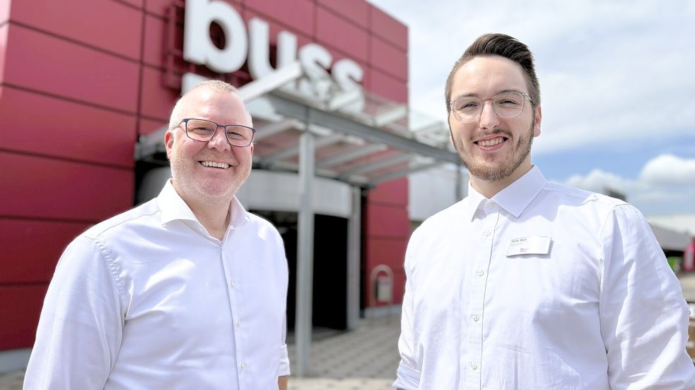 Sie sprachen über die Solarpark-Pläne bei Buss Wohnen am Standort Wiesmoor: Geschäftsführer Marcus Buß (links) und der Standortverantwortliche für Wiesmoor, Thilo Buß. Foto: Nicole Böning