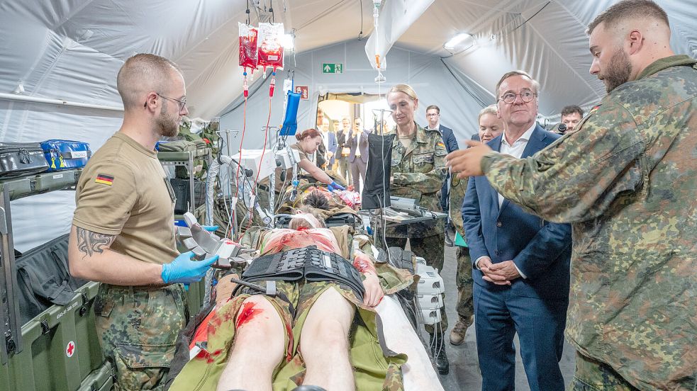 Verteidigungsminister Boris Pistorius (Zweiter von links) lässt sich von Soldaten des Kommandos Schnelle Einsatzkräfte Sanitätsdienst sowie der Kommandeurin, Oberstarzt Dr. Mascha-Groß (Mitte), die Arbeit in einem Luftlanderettungszentrum zeigen. Foto: Klaus Ortgies