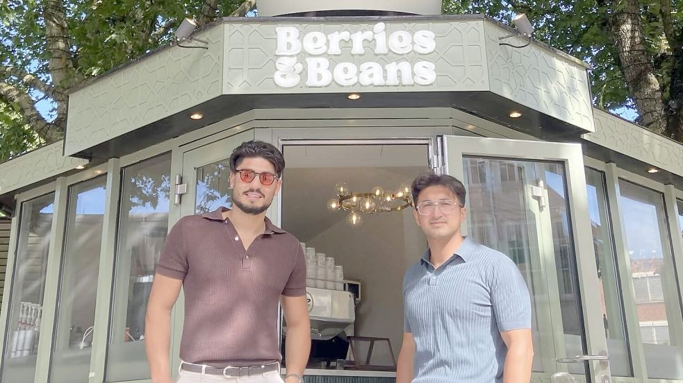 Tolga Öztürk (links) und Halil Kalmaz vor ihrem „Berries & Beans“. Fotos: Lara Jelden