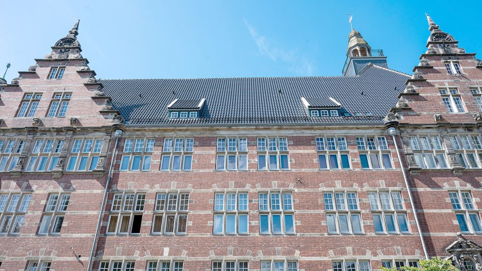Die Stadt hat ihr Schmuckstück wieder. Das Gerüst vor der Fassade des Ubbo-Emmius-Gymnasiums ist abgebaut. Foto: Klaus Ortgies