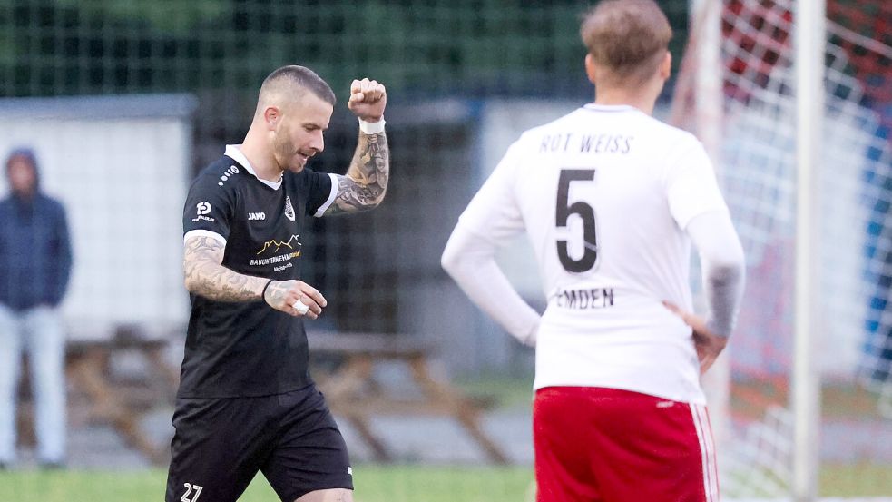 Der TuS Großheide (links) setzte sich in der Relegation gegen RW Emden/Kickers Emden II (rechts) durch und sicherte sich somit den Aufstieg. RW Emden/Kickers II kämpfte vor Gericht um den Ostfrieslandliga-Klassenerhalt. Foto: Jens Doden, Emden