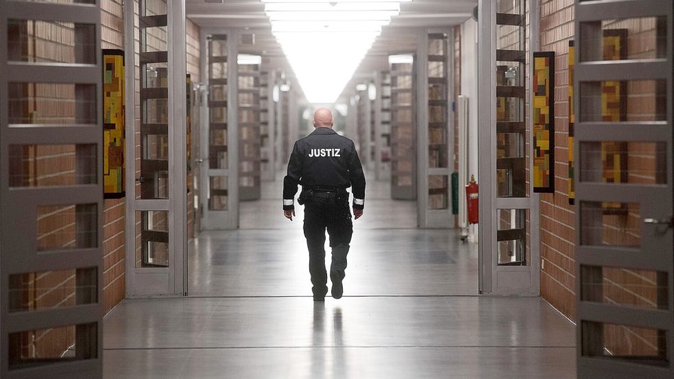 Ein Häftling aus Hameln hat im Sonderurlaub offenbar ein Kind in Bayern missbraucht. Foto: dpa/Julian Stratenschulte