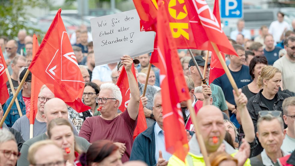 Etwa 1500 Beschäftigte von VW Emden protestierten am 9. Juli 2026 vor den Werkstoren. Foto: Klaus Ortgies/Archiv